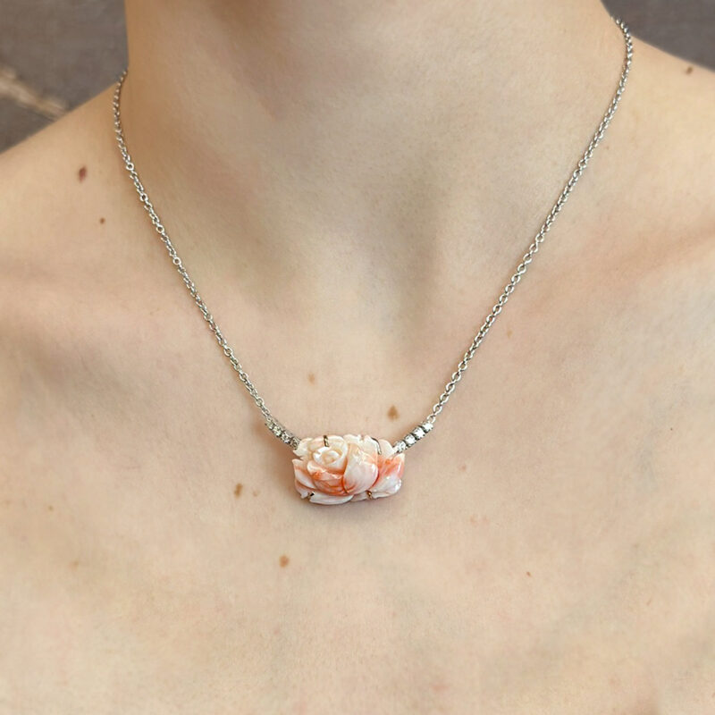 corallo rosa e diamanti