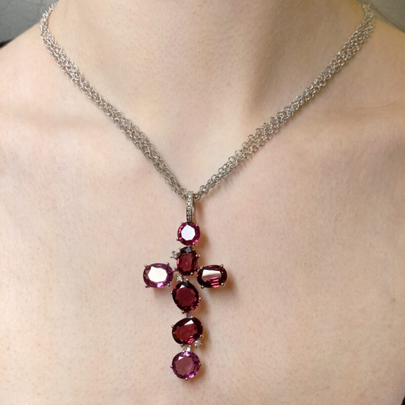 Flavioro Pendente Croce Oro 18kt Granati ct 17.50 e Diamanti ct 0.15