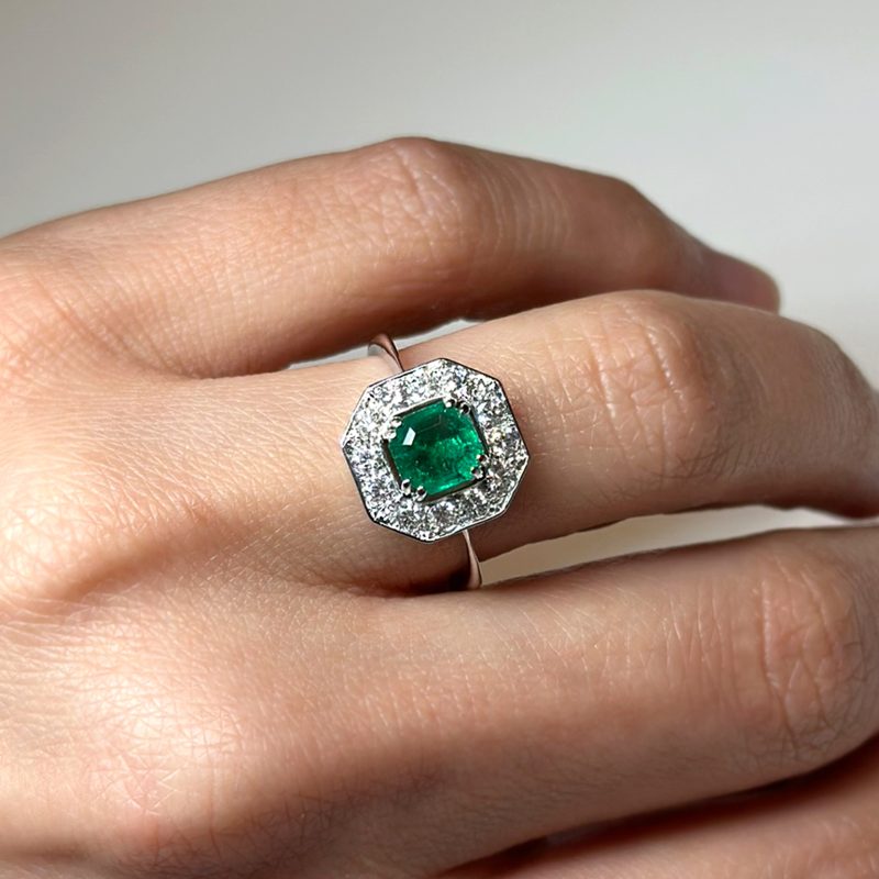 anello flavioro smeraldo e diamanti