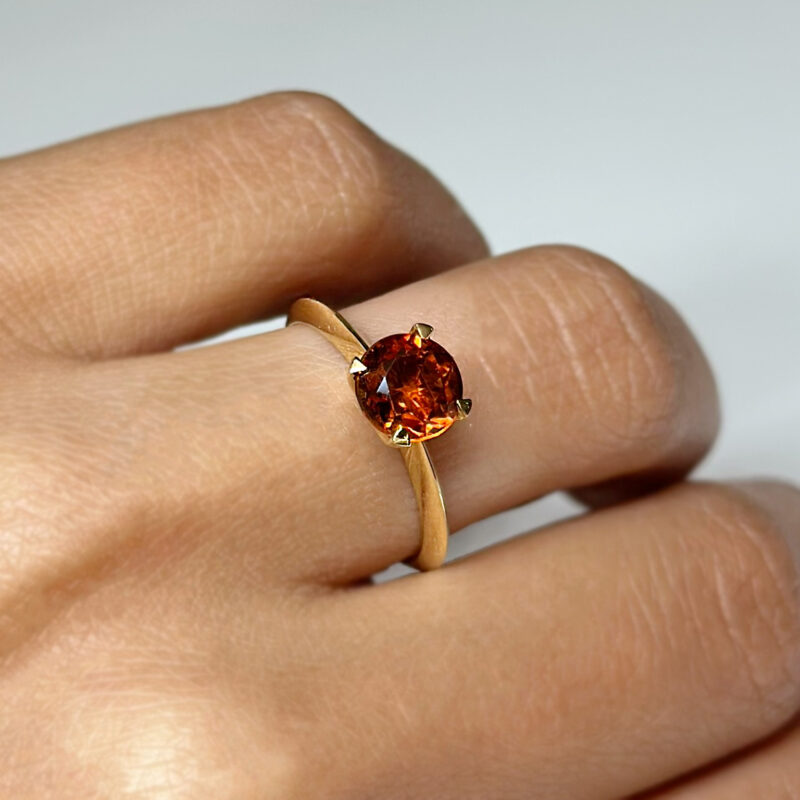 anello flavioro in oro con quarzo madeira