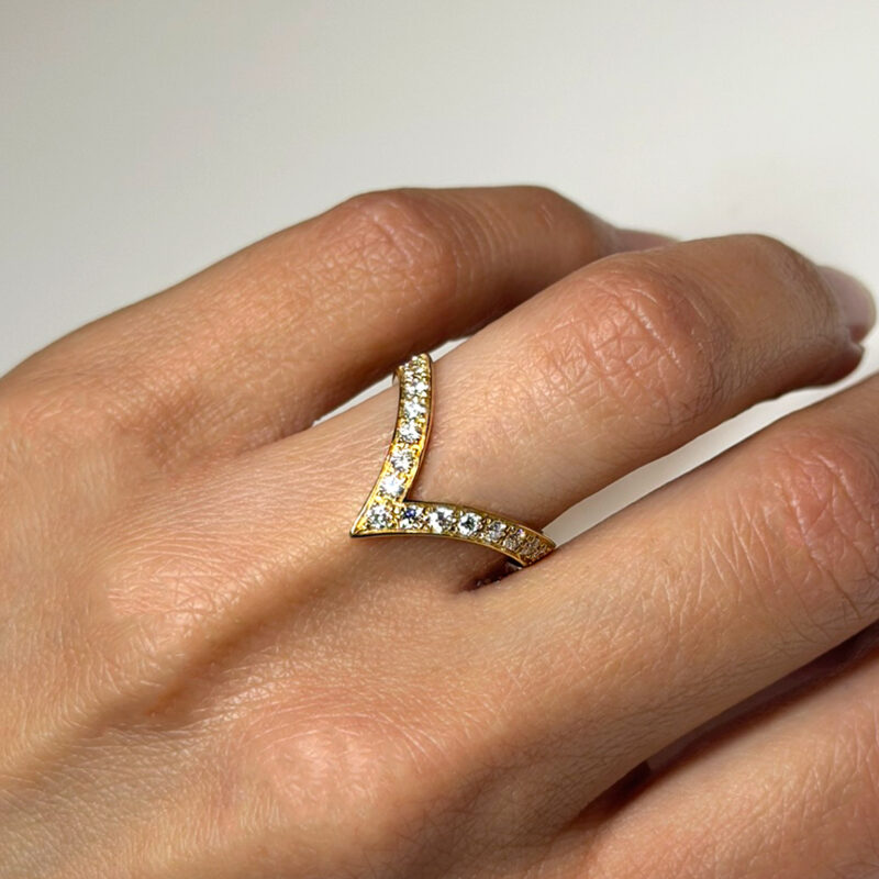 Anello Flavioro modello Freccia in oro e diamanti