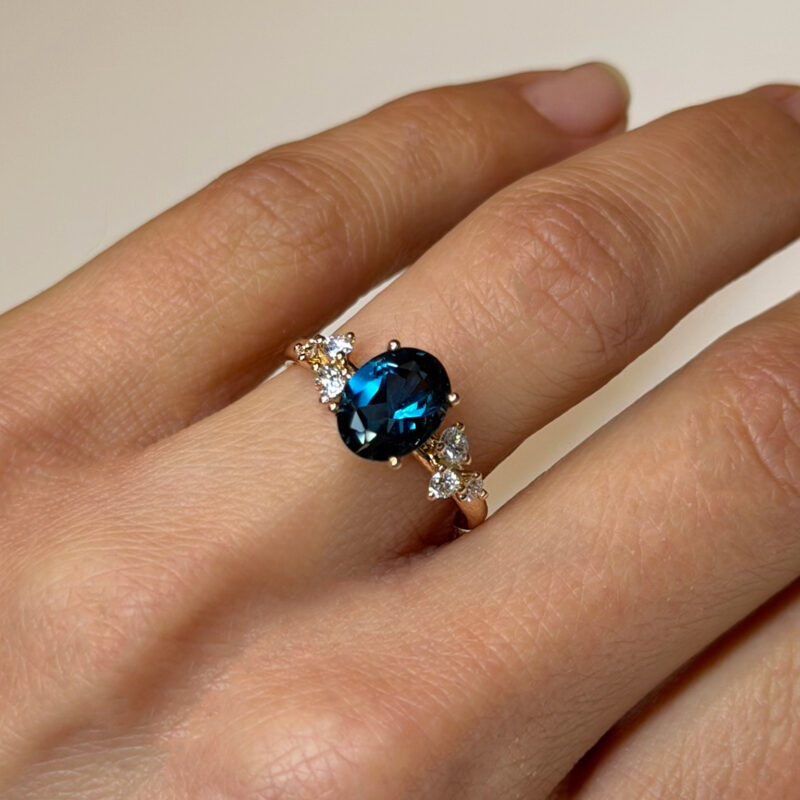 anello Flavioro topazio blu london e diamanti