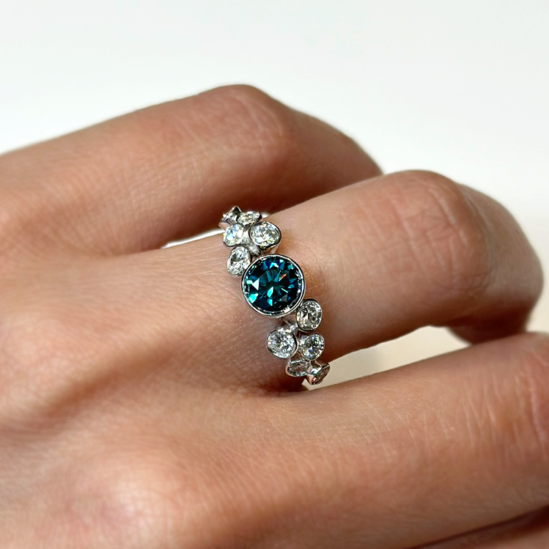 Anello diamante blu e diamanti bianchi