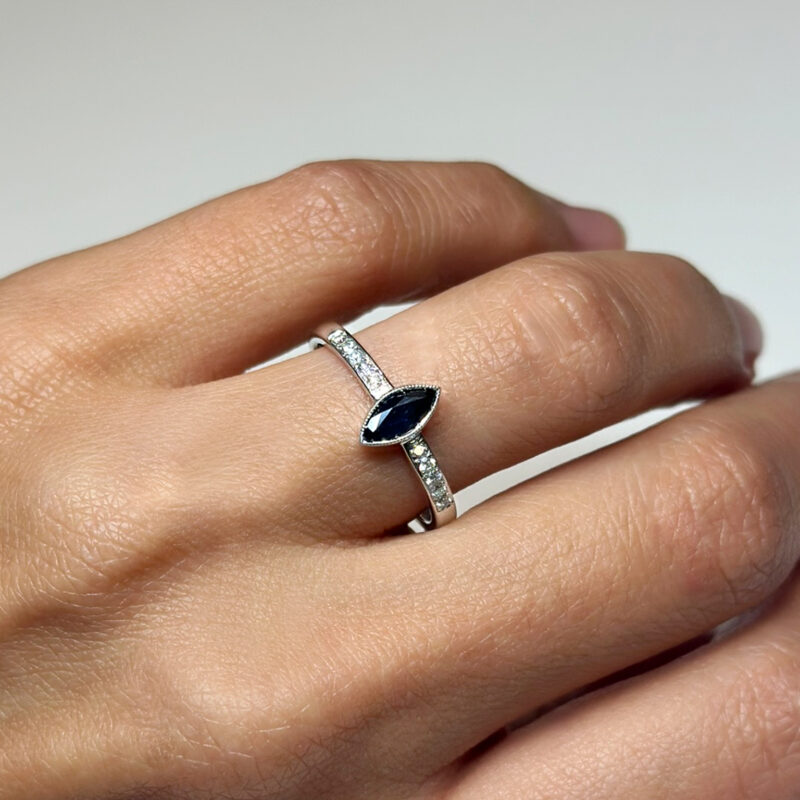 anello zaffiro navetta e diamanti