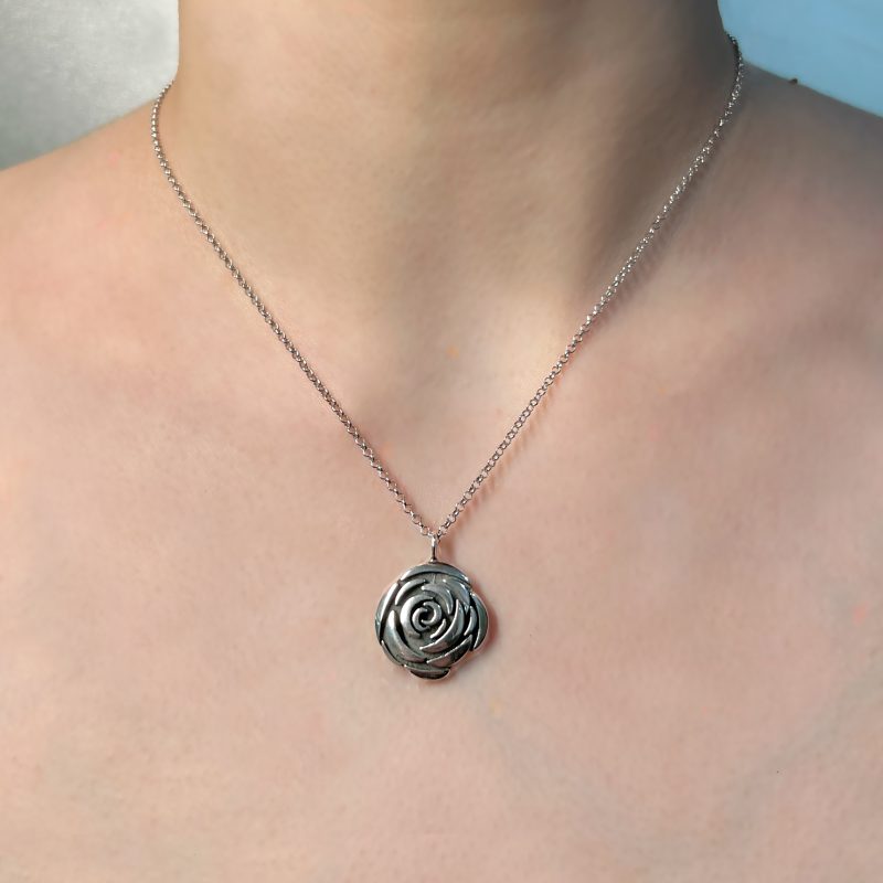 collana rosa Agatha in cammino