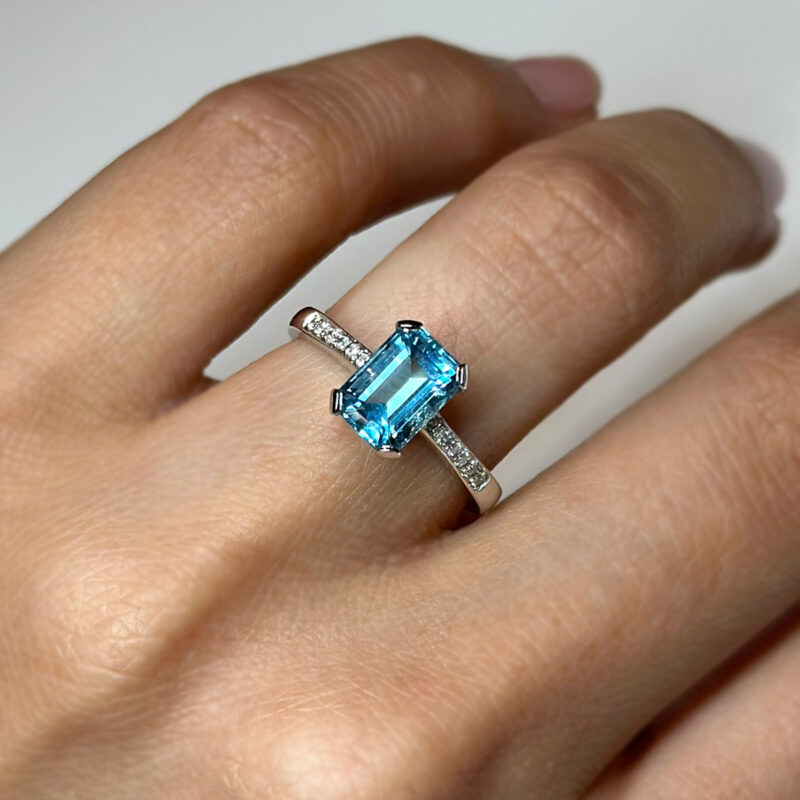 Anello Flavioro in oro bianco 18kt con acquamarina taglio smeraldo ct 1.81 e diamanti taglio brillante laterali totale ct 0.12 Colore G Purezza VS 