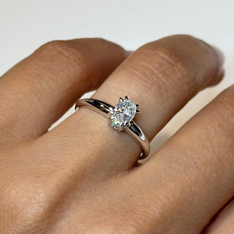 Flavioro solitario diamante ovale certificato GIA