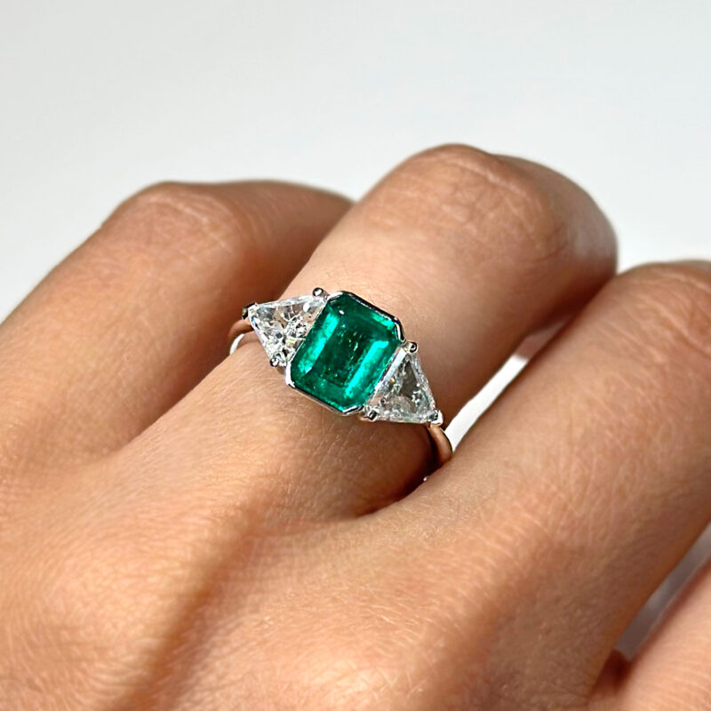 Flavioro anello smeraldo e diamanti trillion