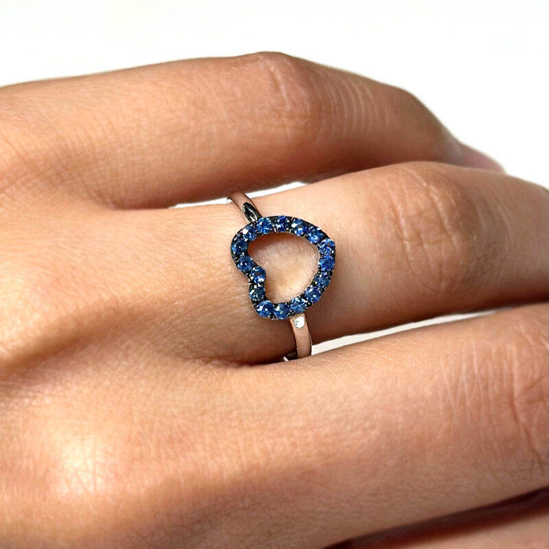anello cuore zaffiri oro bianco