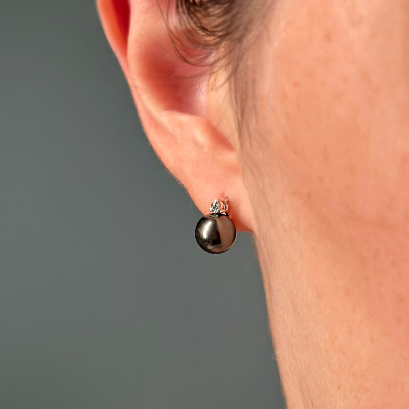 Orecchini oro 18kt perla tahiti 7.5-8 mm e diamanti ct 0.06