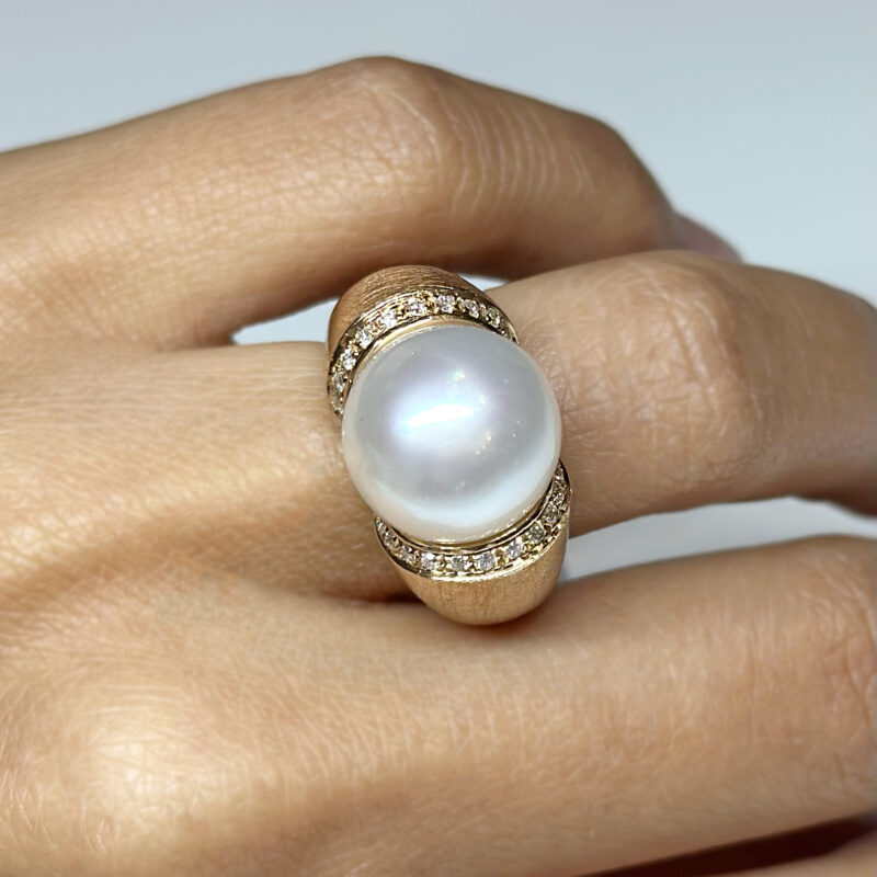 anello in oro sabbiato con perla australiana e diamanti