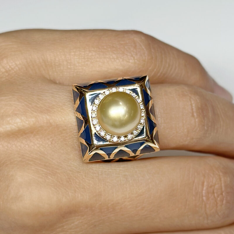 anello in oro con perla australiana e diamanti
