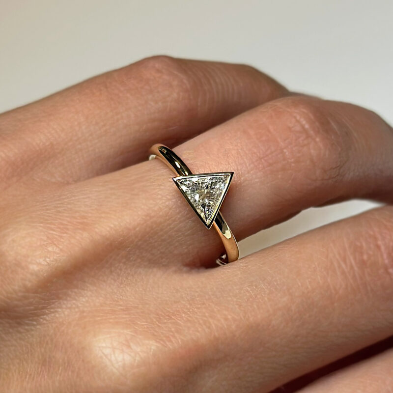 anello flavioro diamante triangolo