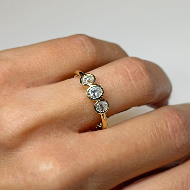 Anello flavioro trilogy oro giallo diamanti ct 0.62