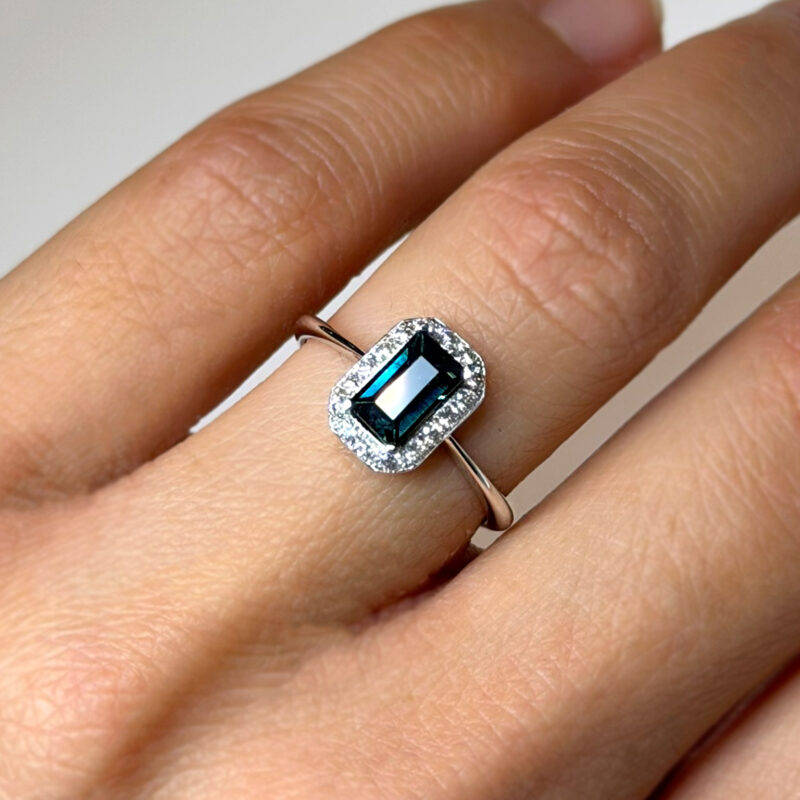 anello oro 18kt zaffiro ct 0.97 e diamanti