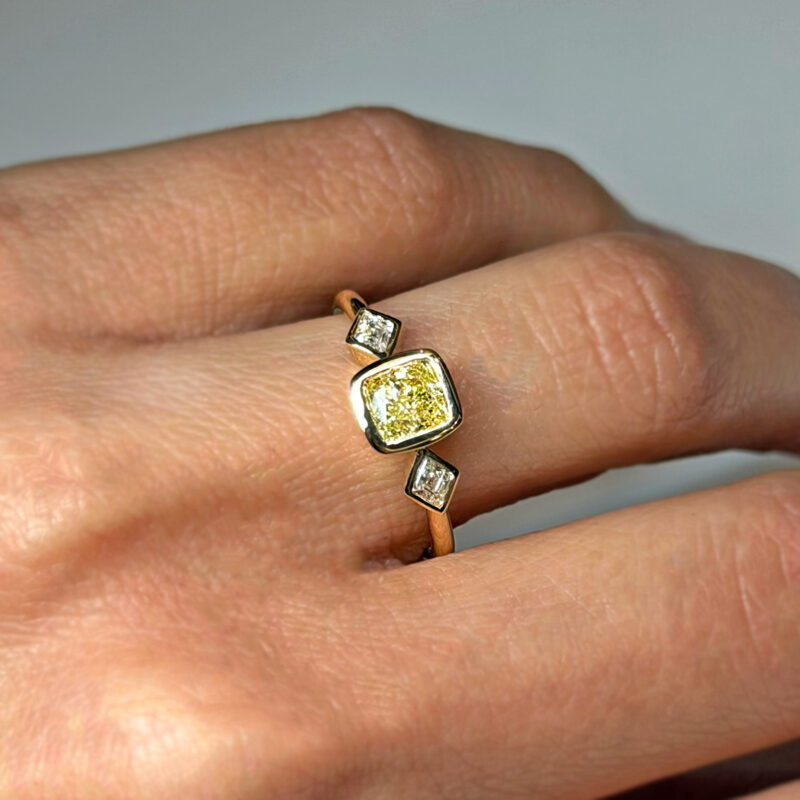 Anello Flavioro diamante fancy e diamanti