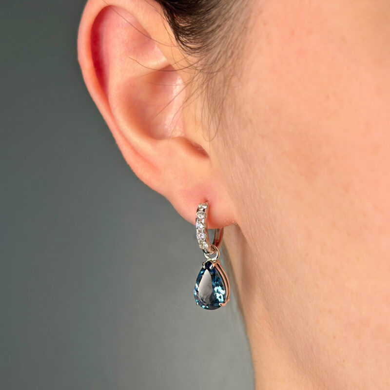 Topazi Blu London taglio goccia totale 6.35 ct con montatura in oro bianco 18kt da inserire negli orecchini a cerchietto come da foto.