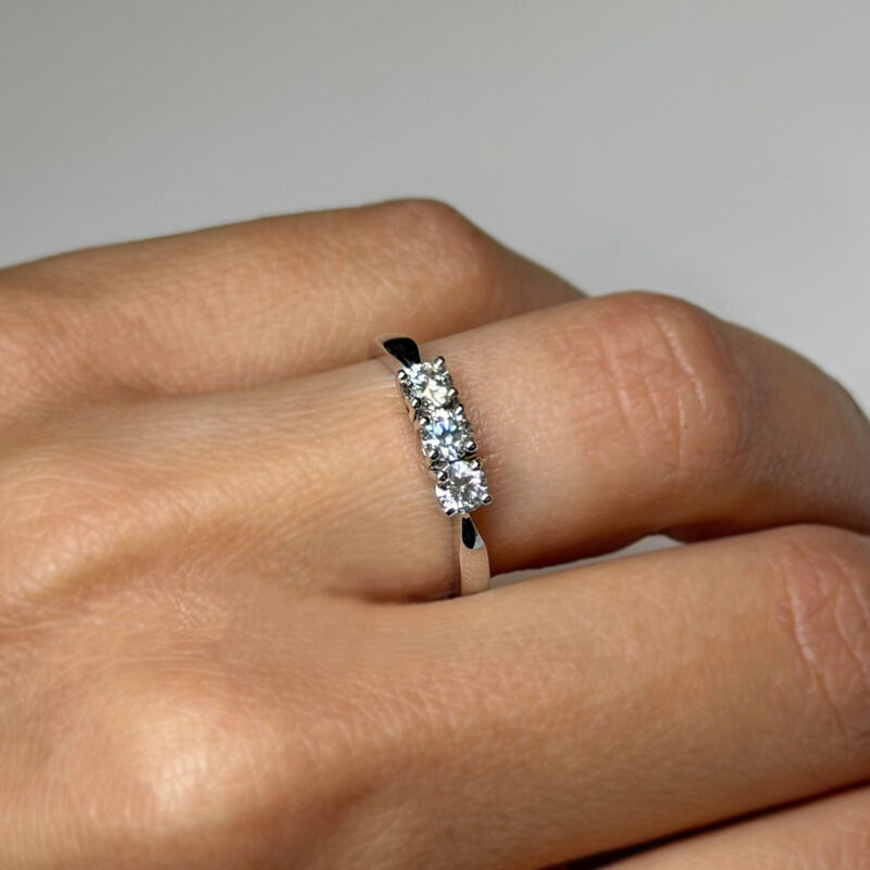 anello trilogy con diamanti ct 0.47