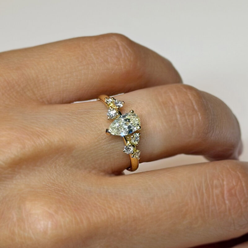 anello Flavioro oro 18kt con diamante ct 0.61 k vvs2 e diamanti laterali ct 0.26 g vs