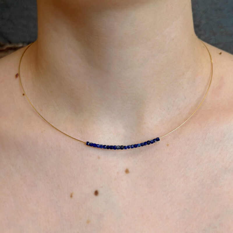collana semirigida oro 18kt/titanio con lapislazzuli firmata Flavioro