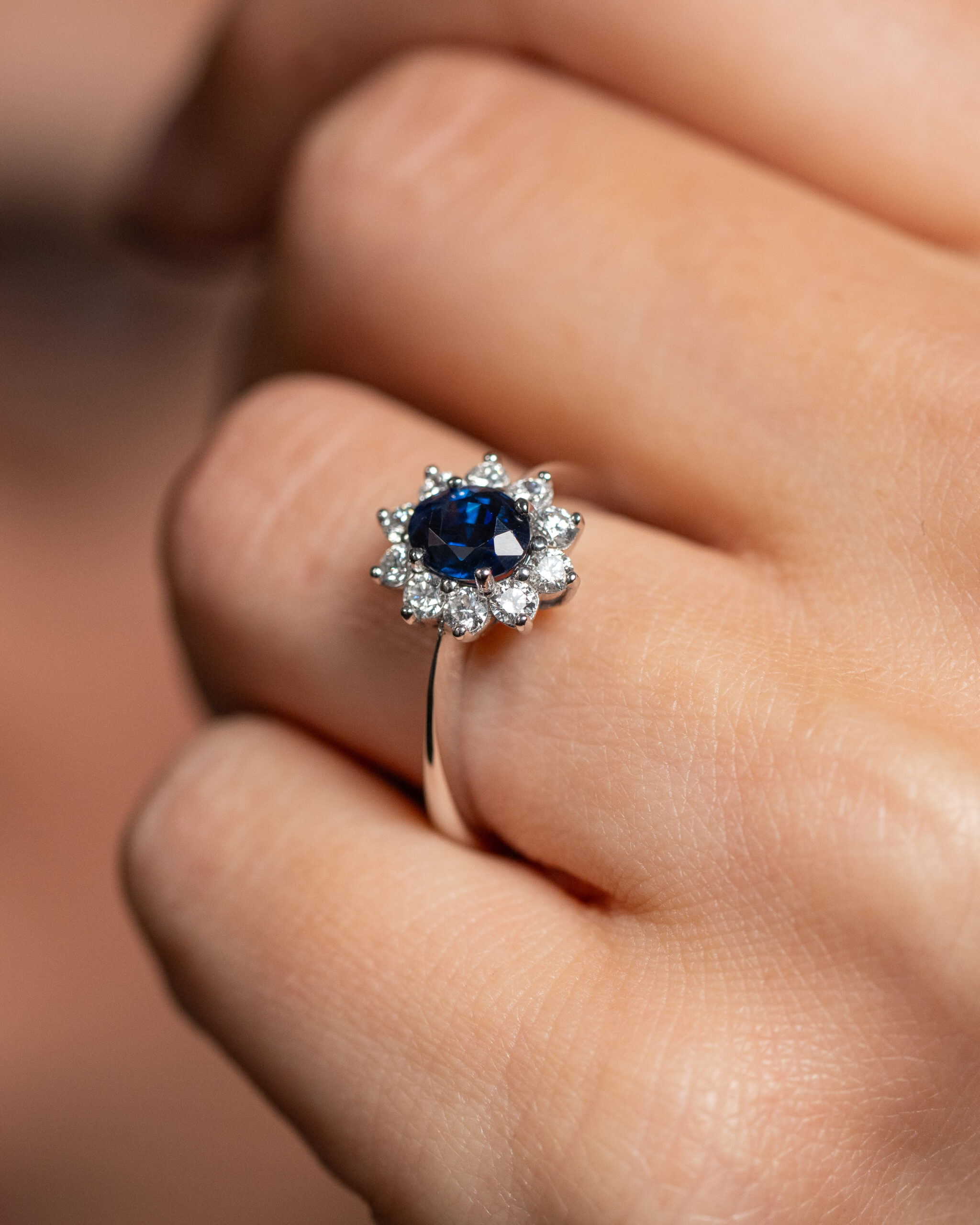 anello Flavioro margherita zaffiro e diamanti 